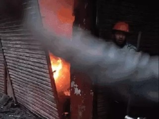 भोपाल : गौतम नगर में एक बिल्डिंग की 4 दुकानों में लगी भीषण आग, सामान जलकर राख