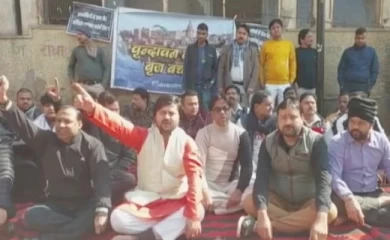 वृंदावन में बांके बिहारी मंदिर कॉरिडोर बनाने के खिलाफ स्थानीय लोग कर रहे हैं विरोध प्रदर्शन