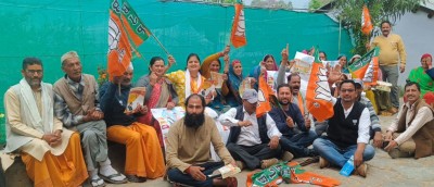 दलों ने किया गांव की ओर रुख, भाजपा और कांग्रेस के कार्यकर्ता अपने-अपने उम्मीदवार के लिए मांग रहे आशीर्वाद