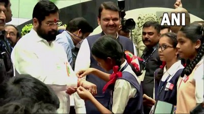 महाराष्ट्र के मुख्यमंत्री एकनाथ शिंदे और मुख्यमंत्री देवेंद्र फडणवीस को स्कूली छात्राओं ने रक्षा बंधन के अवसर पर राखी बांधी।