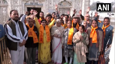अमृतसर: हिंदू तीर्थयात्रियों का जत्था कटासराज मंदिर पाकिस्तान के लिए रवाना हुआ।