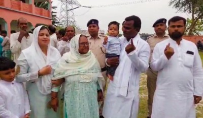 राजद उम्मीदवार शाहनवाज आलम ने पूरे परिवार के साथ की वोटिंग