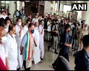 कांग्रेस नेता राहुल गांधी कन्नूर पहुंचे। अब वह सड़क मार्ग से अपने संसदीय क्षेत्र वायनाड के लिए रवाना होंगे।