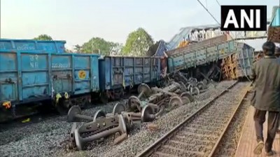 ईस्ट कोस्ट रेलवे के अंतर्गत आने वाले कोरई स्टेशन पर आज सुबह एक मालगाड़ी के पटरी से उतरने से 2 लोगों की मृत्यु