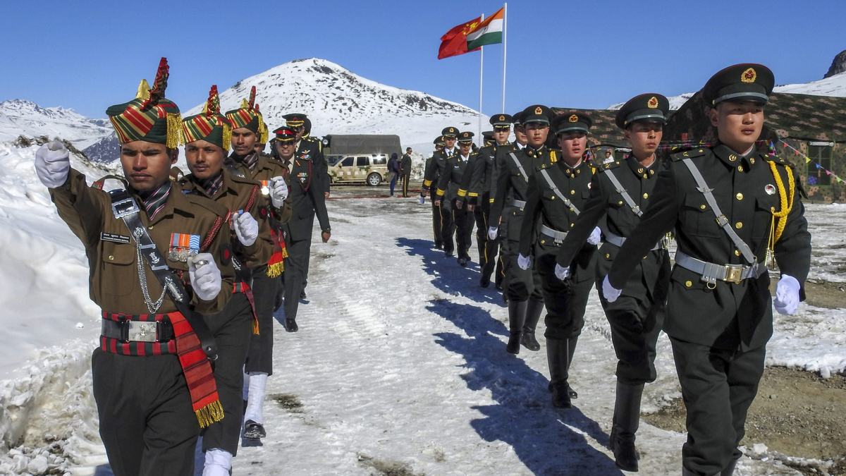 भारत और चीनी सेना के बीच पूर्वी लद्दाख में टकराव वाले स्थानों से हटने पर सहमति बनी: सूत्र