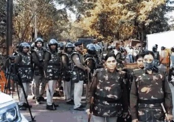 भोपाल: होटल ताज के सामने स्थित झुग्गी बस्ती पर चला बुलडोजर, भारी पुलिस बल तैनात