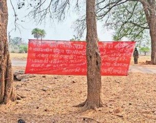 नक्सलियों ने ग्राम कुमारीबेड़ा में चुनाव बहिष्कार का लगाया बैनर