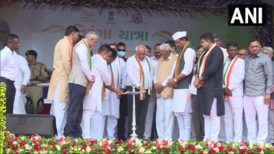 मुख्यमंत्री भूपेंद्र पटेल ने 'आजादी का अमृत महोत्सव' के मौके पर राजकोट में तिरंगा यात्रा कार्यक्रम में भाग लिया।