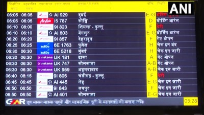 दिल्ली: ठंड और कोहरे के कारण IGI हवाई अड्डे पर विमानों की उड़ान में देरी