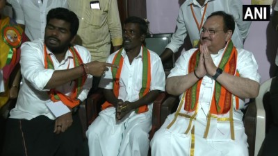 कोयंबटूर (तमिलनाडु): भाजपा के राष्ट्रीय अध्यक्ष जे.पी. नड्डा भाजपा बूथ अध्यक्ष आवास पहुंचे।