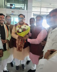 केंद्रीय मंत्री महेंद्र नाथ पांडेय का बाबतपुर एयरपोर्ट पर भाजपा कार्यकर्ताओं ने स्वागत किया