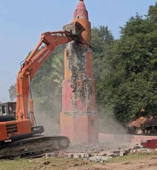 रायपुर : पुलिस ने सुकमा जिले में नक्सलियों द्वारा बनाये गए विशालकाय स्मारक किया ध्वस्त