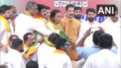 मांड्या से पूर्व सांसद एलआर शिवराम गौड़ा को बेंगलुरू में पार्टी के राज्य प्रमुख नलिनकुमार कटील की उपस्थिति में भारतीय जनता पार्टी में शामिल