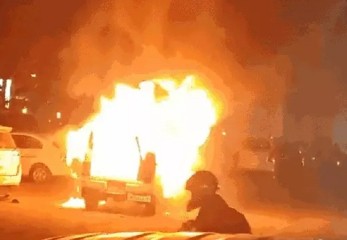 भोपालः चलती कार में लगी अचानक आग, रोकना पड़ा ट्रैफिक