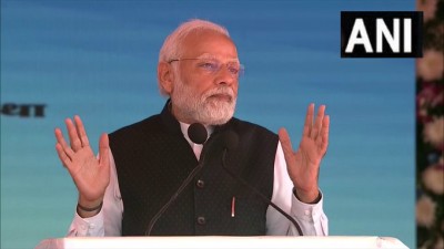 आप देख रहे हैं कि देश में कितनी तेज़ी से वंदे भारत लॉन्च हो रही हैं। अब तक 10 ऐसी ट्रेनें लॉन्च हो चुकी हैं। PM