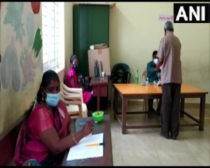 तमिलनाडु कोयंबटूर में शहरी स्थानीय निकाय चुनाव के लिए मतदान जारी