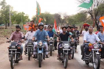 भाजपा सांसद राज्यवर्धन सिंह राठौड़ ने जयपुर में तिरंगा बाइक रैली का नेतृत्व किया