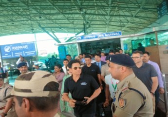 रांची पहुंचे भारत के पूर्व क्रिकेटर सचिन तेंदुलकर, एक झलक पाने के लिए एयरपोर्ट पर उमड़ी लोगों की भीड़