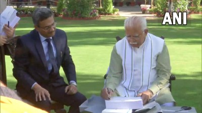 चंडीगढ़: हरियाणा के मुख्यमंत्री मनोहर लाल खट्टर ने राज्य के बजट से पहले बजट प्रतियों पर हस्ताक्षर