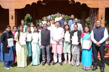 मुख्यमंत्री ने चयनित 27 अभ्यर्थियों को वितरित किये नियुक्ति पत्र, बोले- सफलता में अनुशासन की महत्वपूर्ण भूमिका