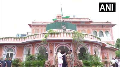 राजस्थान के मुख्यमंत्री अशोक गहलोत ने स्वतंत्रता दिवस के अवसर पर जयपुर में अपने आवास पर राष्ट्रीय ध्वज फहराया।