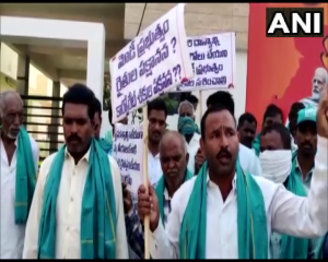 तेलंगाना किसानों ने भाजपा सांसद अरविंद धर्मपुरी के आवास के सामने केंद्र सरकार के खिलाफ धरना