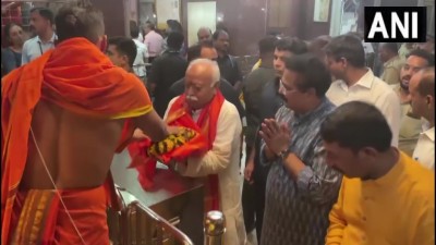 महाराष्ट्र: RSS प्रमुख मोहन भागवत ने मुंबई में सिद्धिविनायक मंदिर में पूजा-अर्चना की।