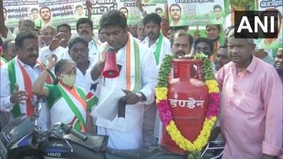 चेन्नई में ईंधन की कीमतों और LPG गैस सिलेंडर की कीमतों में बढ़ोतरी के खिलाफ कांग्रेस कार्यकर्ताओं ने विरोध