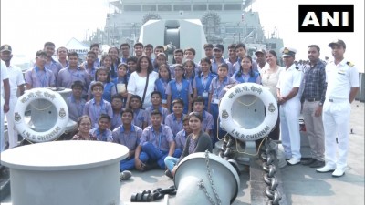 मुंबई में स्कूल के छात्रों ने नौसेना दिवस समारोह के अवसर पर नौसेना डॉकयार्ड में एक प्रदर्शनी का दौरा