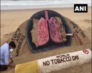 पुरी में सैंड आर्टिस्ट सुदर्शन पटनायक ने 'विश्व तंबाकू निषेध दिवस' पर रेत की कलाकृति के जरिये तंबाकू छोड़ने का संदेश