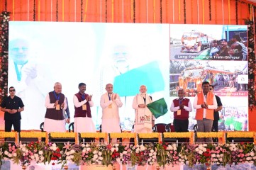 प्रधानमंत्री मोदी ने 35 हजार 700 करोड़ रुपये की विकास परियोजनाओं का किया शिलान्यास और लोकार्पण