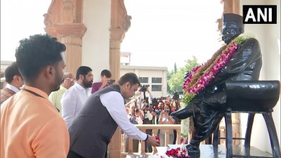 मुख्यमंत्री  शिंदे और फडणवीस ने नागपुर में स्मृति मंदिर का दौरा किया और RSS के संस्थापक के.बी. हेडगेवार और एम.एस. गोलवलक को श्रद्धांजलि दी।