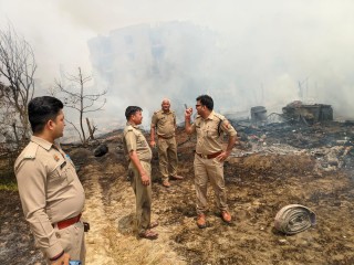 गाजियाबाद: इंदिरापुरम की झुग्गियों में लगी आग