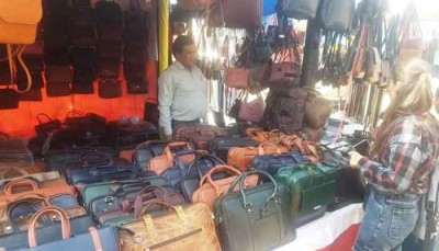 फरीदाबाद: सूरजकुंड मेला में पर्यटकों को खूब भा रहे हैं प्योर लैदर के बैग
