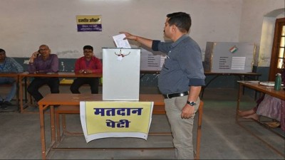 जबलपुरः दूसरे दिन 196 शासकीय सेवकों ने किया डाक मतपत्र से मतदान