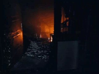 गुस्साए लोगों ने रेप-मर्डर के आरोपित के घर को जलाया, आगजनी व तोड़फोड़
