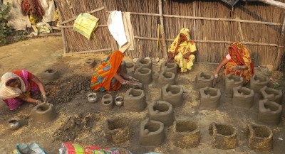 लोक आस्था के महापर्व छठ के लिए मिट्टी का चुल्हा बनाने में जुटी महिलाएं