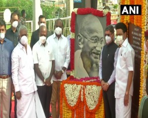 राज्यपाल आर.एन.रवि और मुख्यमंत्री एम.के.स्टालिन ने महात्मा गांधी की 74वीं पुण्यतिथि पर उन्हें चेन्नई में श्रद्धांजलि