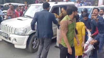 उप मुख्यमंत्री सम्राट चौधरी की गाड़ी के आगे छात्रा ने लगाई छलांग