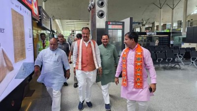 उपमुख्यमंत्री केशव प्रसाद मौर्य वाराणसी एयरपोर्ट पहुंचे, भाजपा नेताओं ने की अगवानी