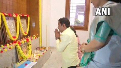 पूर्व सीएम बीएस येदियुरप्पा के बेटे और शिकारीपुरा से भाजपा उम्मीदवार बीवाई विजयेंद्र ने नामांकन भरने से पहले अपने आवास पर पूजा