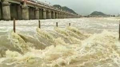 गोदावरी, कृष्णा नदियों के उफान पर होने के कारण आंध्र प्रदेश के कई जिलों में बाढ़ का खतरा