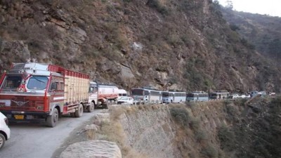 जम्मू-श्रीनगर राष्ट्रीय राजमार्ग भूस्खलन की वजह से बंद