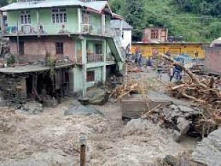 हिमाचल प्रदेश के कुल्लू में बादल फटा, कई दुकानें बहीं
