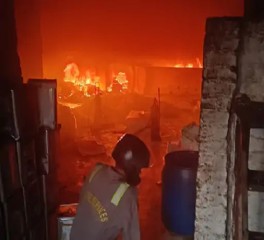 कानपुर: नमकीन कारखाने में शार्ट सर्किट से लगी भीषण आग