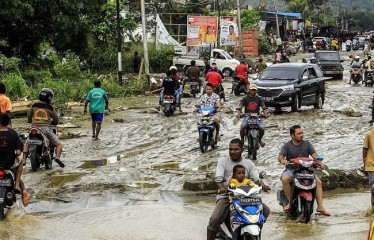 इंडोनेशिया: बाढ़ के बाद से मलबों में लोगों की तलाश जारी, अबतक 52 शव मिले