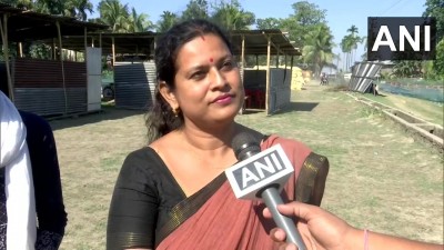 असम: मोरीगांव ज़िले के '1 नंबर मुरकटा' गांव में कटाव के कारण स्कूल बह जाने के बाद छात्रों की कक्षाओं को जारी
