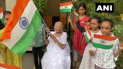 प्रधानमंत्री नरेंद्र मोदी की मां हीराबेन मोदी ने बच्चों को राष्ट्रीय ध्वज बांटे और तिरंगा फहराया।
