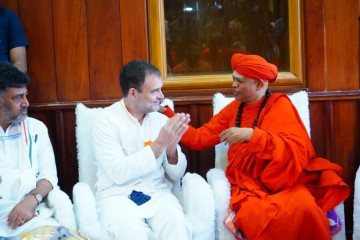 कांग्रेस नेता राहुल गांधी ने चित्रदुर्ग में श्री मुरुगा मठ के संत डॉ श्री शिवमूर्ति मुरुगा शरणारू से मुलाकात की।
