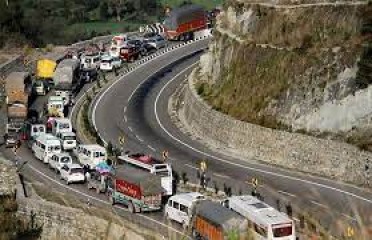 जम्मू-श्रीनगर राजमार्ग छोटे वाहनों के लिए दोनों तरफ से खुला